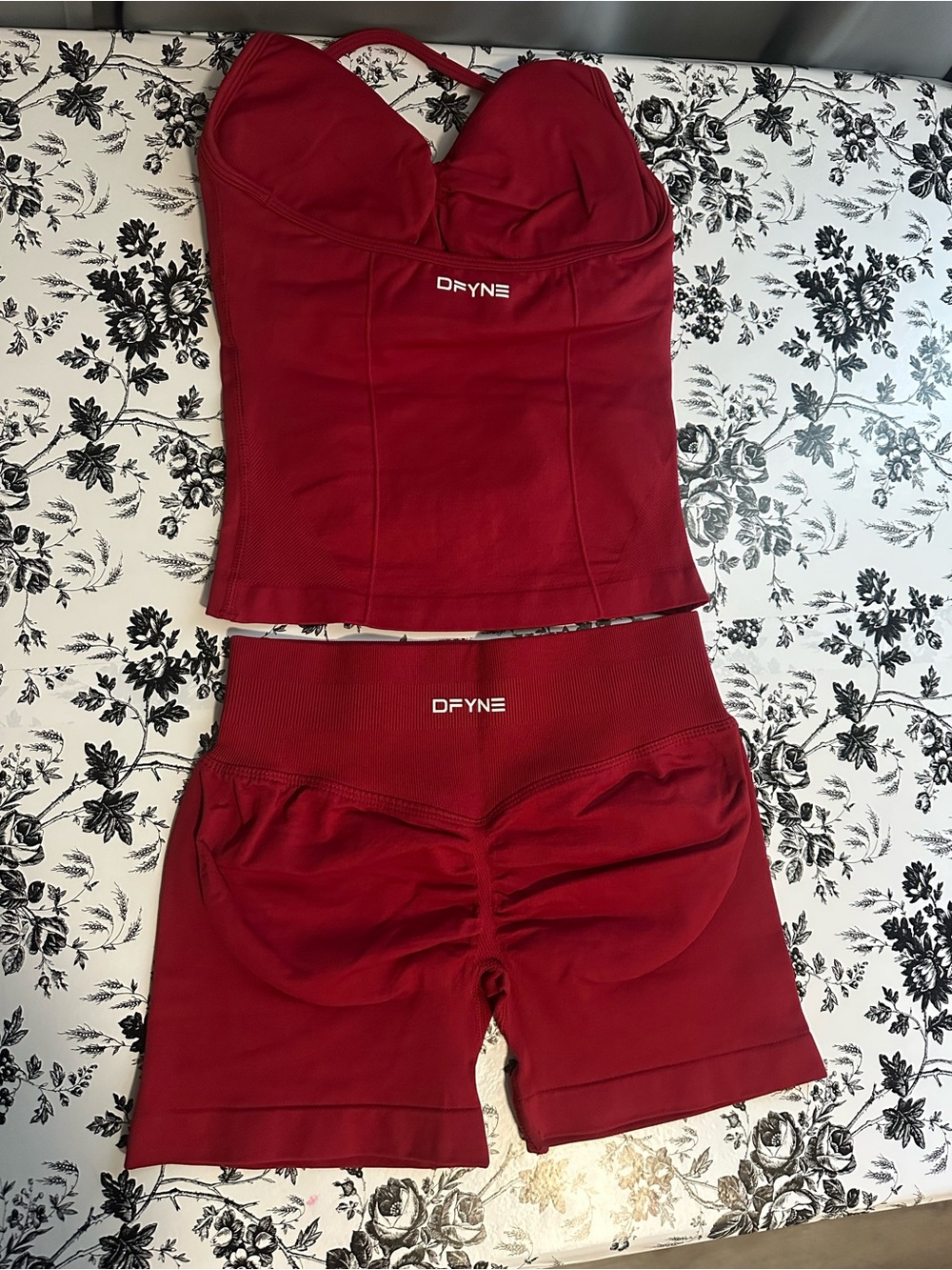 DFYNE Women's Crimson Seamless Bike Shorts & Tank Set - Picture 2 of 3